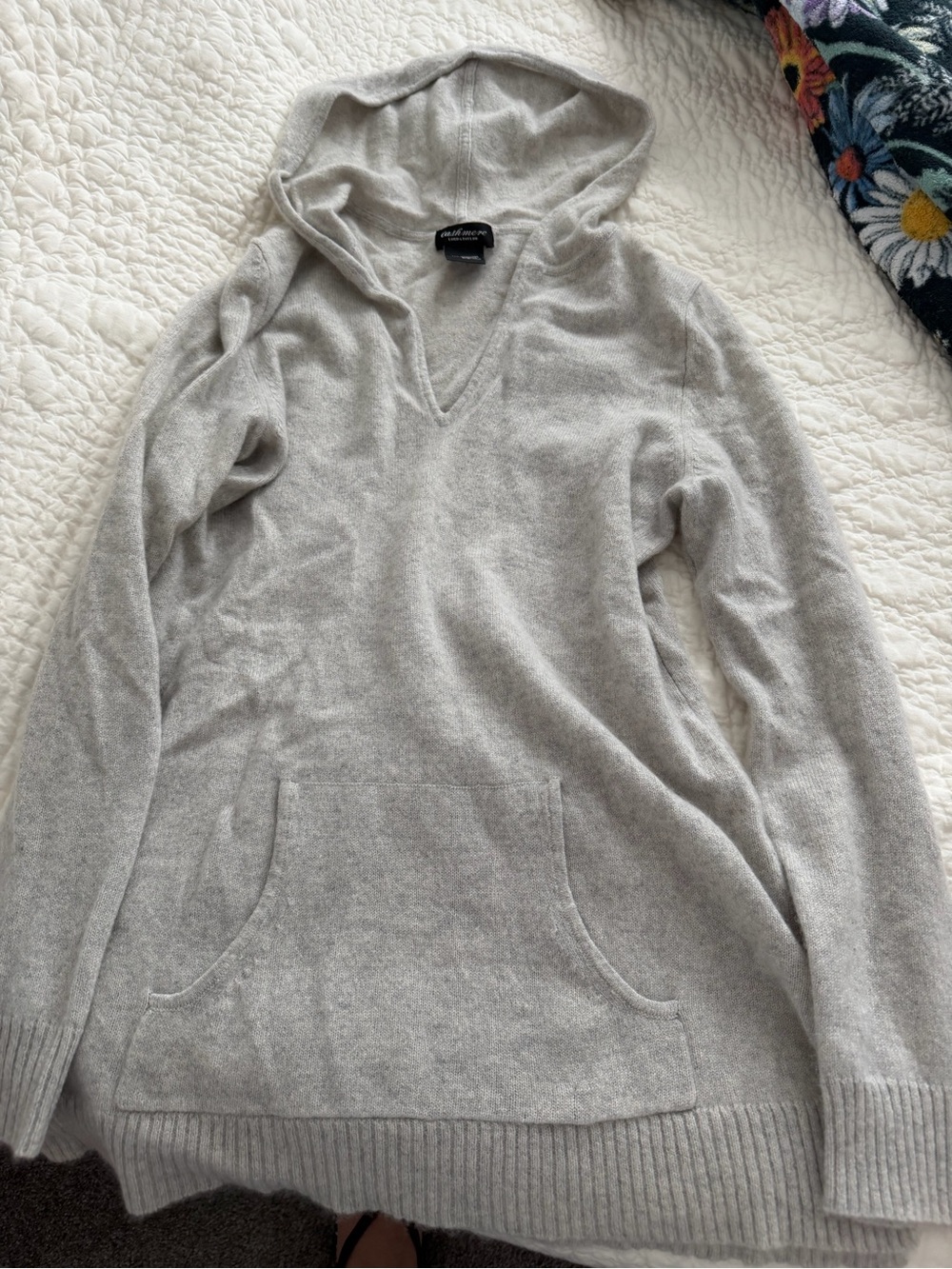 Ladies Lord & Taylor Light Gray V-Neck Hooded Cashmere Sweater